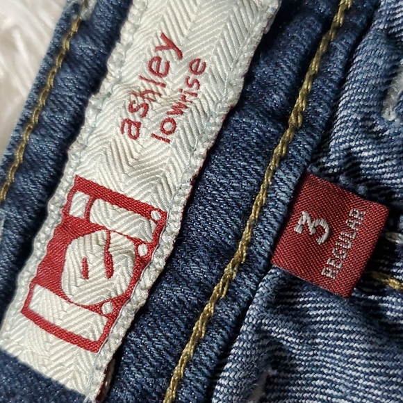 LEI Ashley Low Rise Capri Jeans Dark Wash Denim  with Leather Accents - Picture 3 of 3